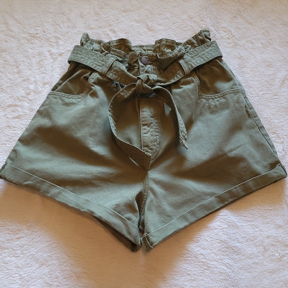 Abercrombie & Fitch Pants - Abercrombie & Fitch High Waist Paper Bag Army Green Cuff Shorts with Belt *sz M*